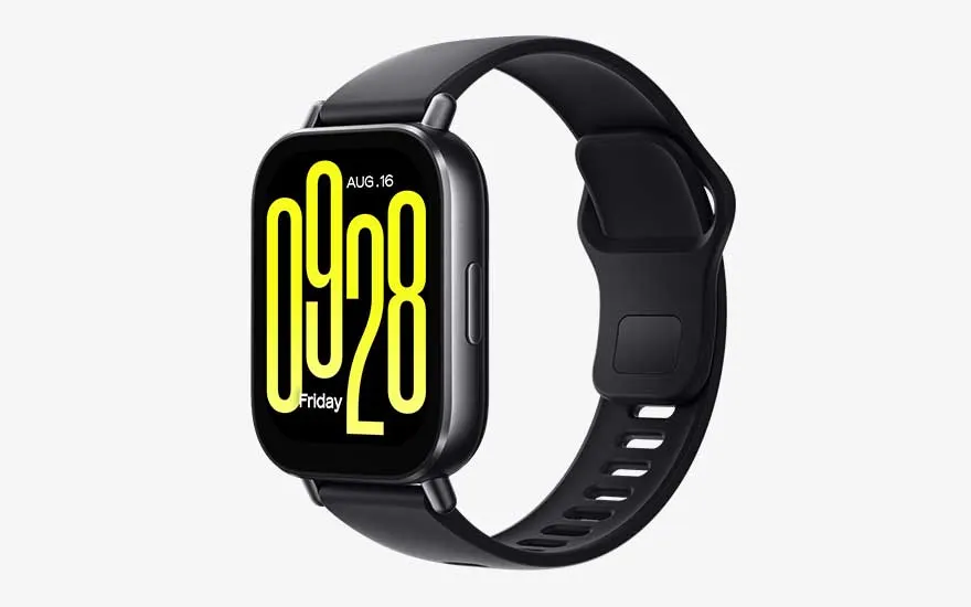 Een zwarte smartwatch met rechthoekig scherm toont in grote gele cijfers de tijd, datum en dag van de week op een zwarte achtergrond.