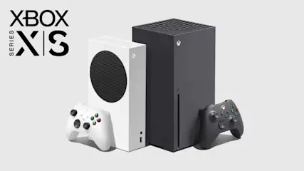 Een Xbox Series X en S console met controllers op een witte achtergrond.