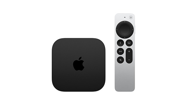 Boîtier noir Apple TV avec logo, télécommande argentée avec boutons noirs sur fond blanc.
