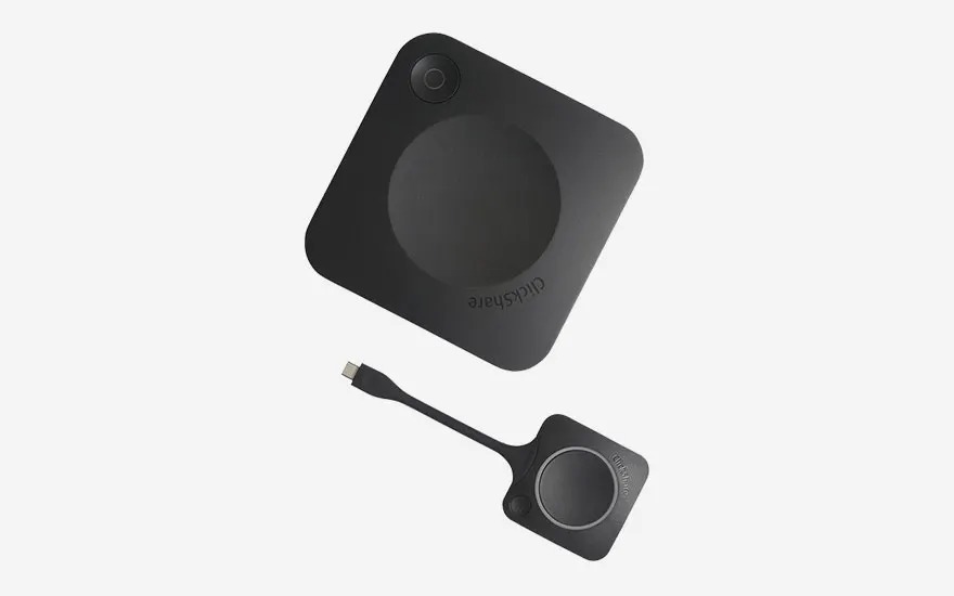 Une base ClickShare avec un bouton USB-C, une solution compacte pour présentation sans fil en petite salle de réunion.