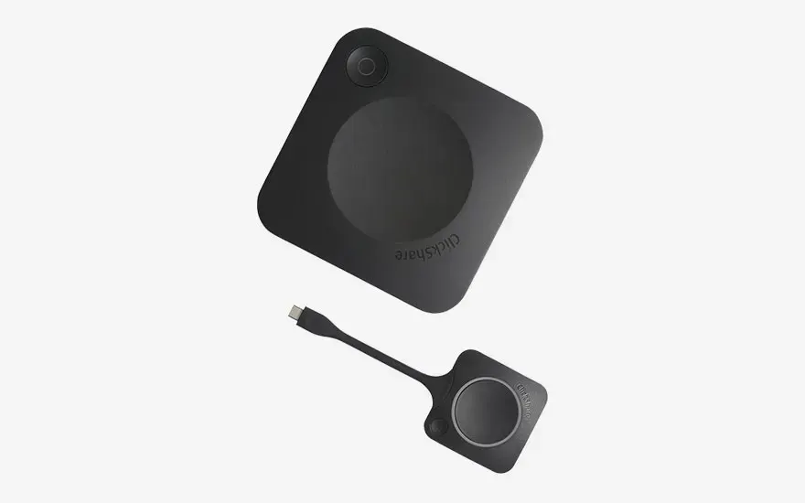 Een ClickShare-basisstation met één USB-C-knop, een compacte oplossing voor draadloze presentatie in kleinere vergaderruimtes.