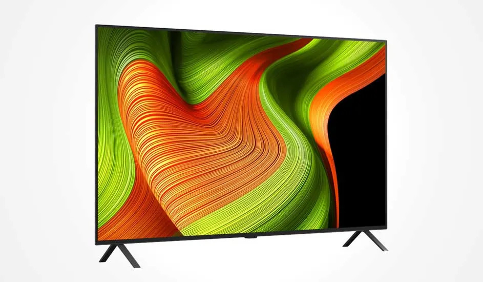 Een TCL televisie met een dun zwart frame toont een abstract kunstwerk met golvende groene en oranje lijnen op het scherm.