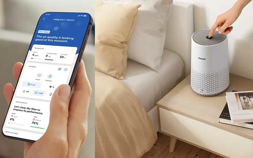 Links toont een app de luchtkwaliteit, terwijl rechts een hand een compacte Philips-luchtzuiveraar op een nachtkastje bedient.