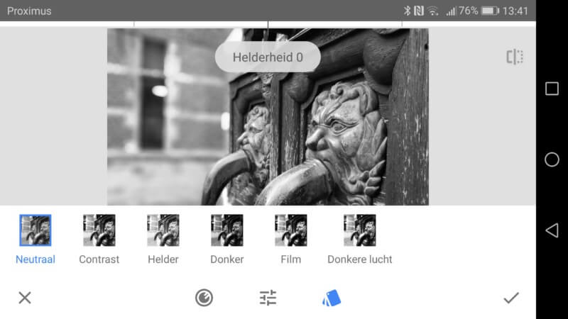 Een zwart-wit bewerkingsscherm met twee stenen gezichten die water spuwen. "Helderheid 0" staat bovenaan. Filters zijn onderaan zichtbaar.
