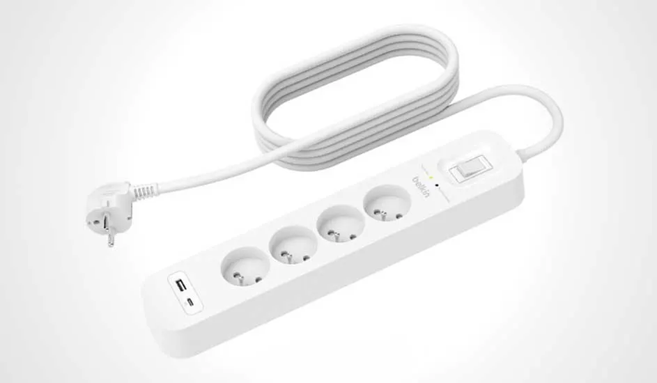 Witte stekkerdoos met vier stopcontacten en twee USB-poorten, met een wit snoer en stekker op een witte achtergrond.