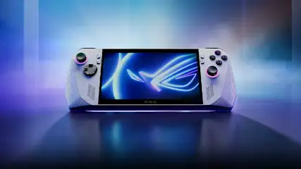 Een witte, draagbare spelcomputer met een blauw verlicht scherm en bedieningselementen ligt op een glanzend oppervlak.