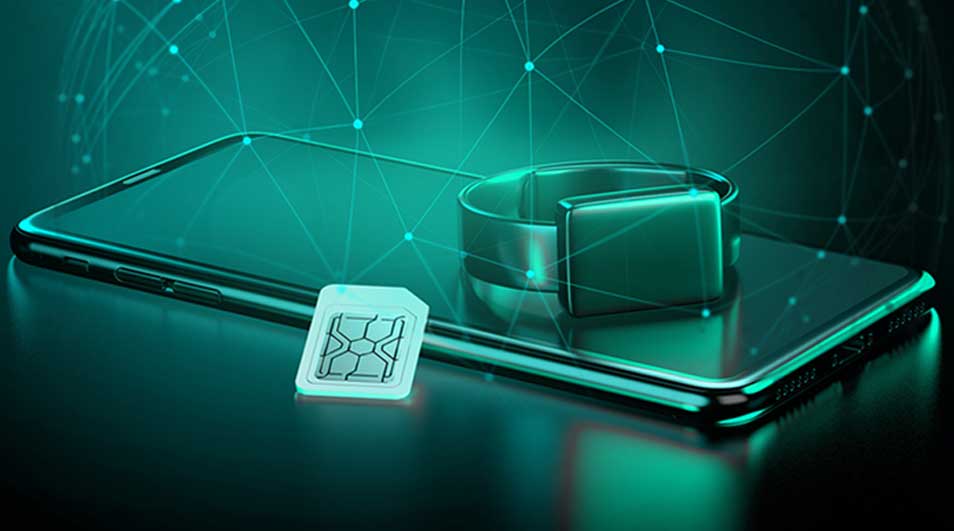 Un smartphone, une carte SIM et une montre intelligente reposent sur une surface verte avec des réseaux numériques en arrière-plan.