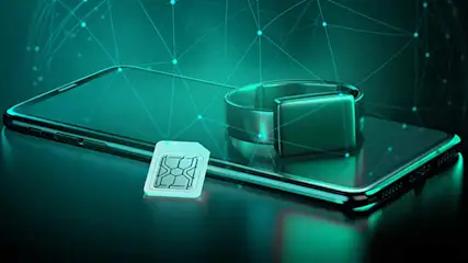 Un smartphone, une carte SIM et une montre intelligente reposent sur une surface verte avec des réseaux numériques en arrière-plan.