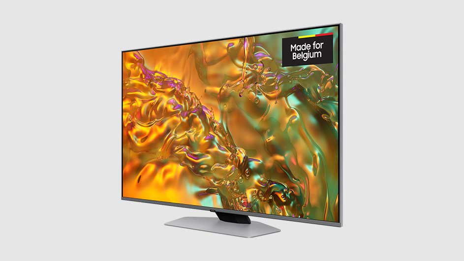 Een grijze televisie staat aan met een abstract beeld in goud en groen. Rechtsboven staat "Made for Belgium". De achtergrond is lichtgrijs.