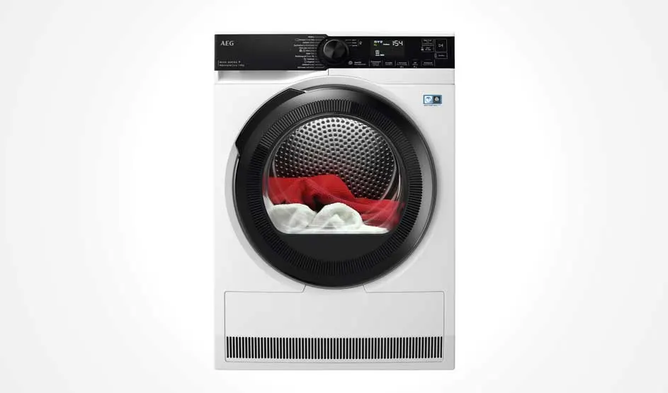 Un sèche-linge blanc AEG avec hublot rond et écran digital montre du linge rouge et blanc dans le tambour, la marque AEG est visible en haut à gauche.