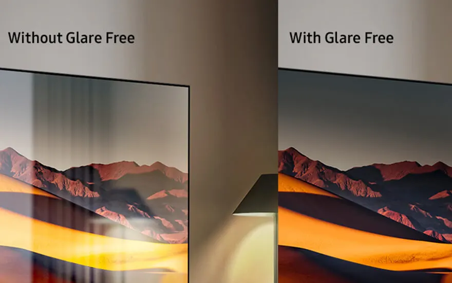 Deux écrans affichent un paysage de dunes et de montagnes, l'un avec et l'autre sans filtre antireflet.