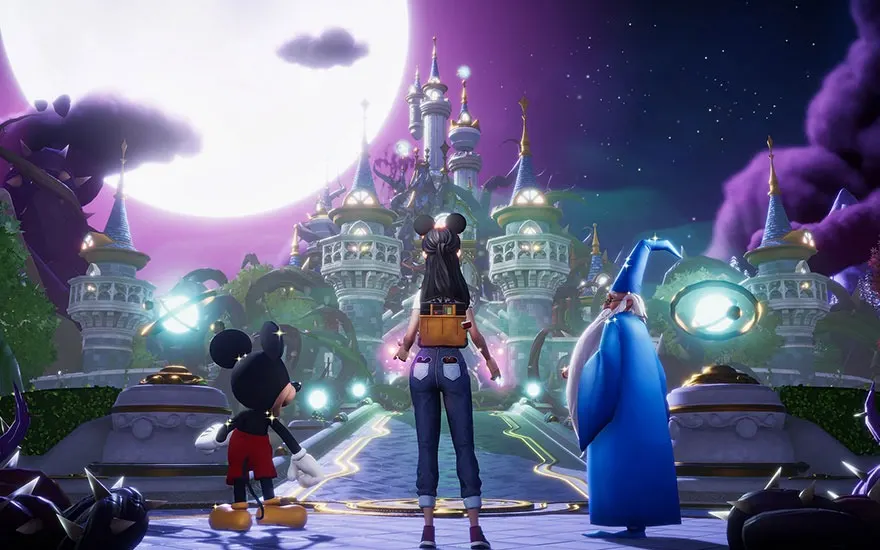 Une scène fantastique avec un château illuminé sous une grande lune. Mickey et un magicien en bleu sont présents.