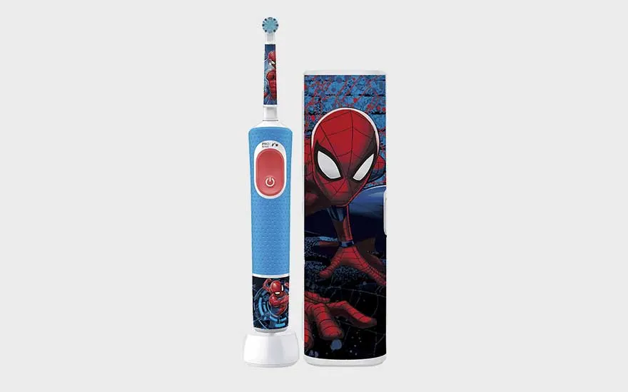 Une brosse à dents électrique Spiderman colorée avec un étui assorti aux motifs rouges et bleus.
