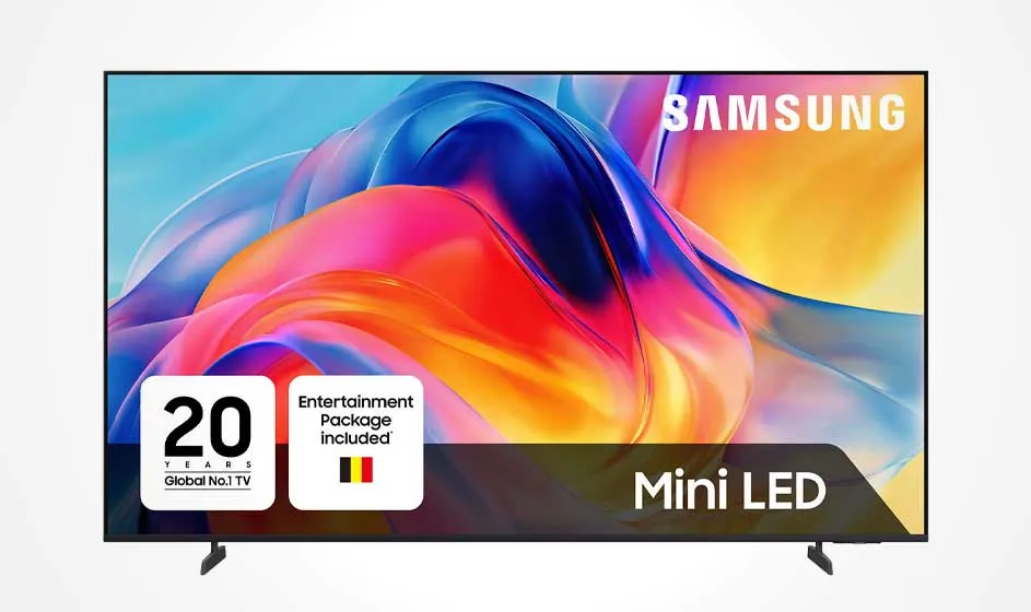 Een Samsung Mini LED-tv staat op zwarte pootjes, met fel kleurrijk golfbeeld, cadeaukaartlabel en Belgisch entertainmentpakket.