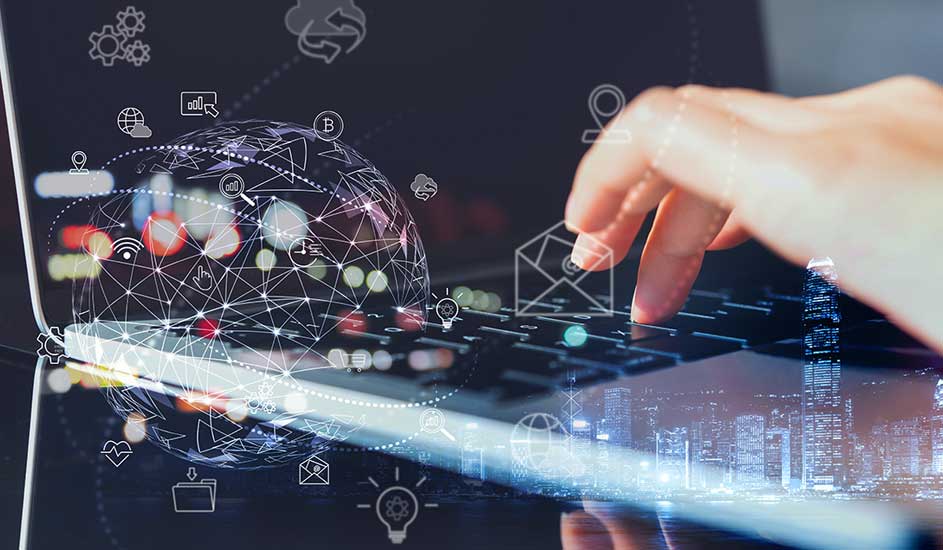 Un ordinateur portable noir avec des icônes blanches et une main tapant sur le clavier.