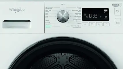 Vue rapprochée d'un lave-linge blanc Whirlpool avec sélecteur de programme, écran numérique et hublot noir.