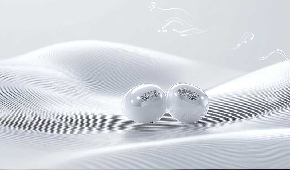 Deux écouteurs blancs brillants reposent côte à côte sur une surface blanche ondulée, entourés de fins motifs de lignes et d’accents musicaux.