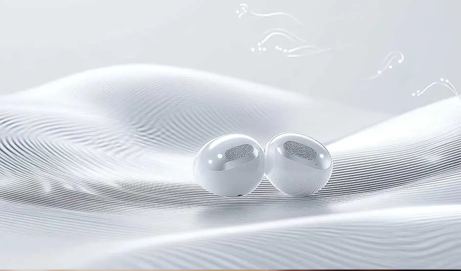 Deux écouteurs blancs brillants reposent côte à côte sur une surface blanche ondulée, entourés de fins motifs de lignes et d’accents musicaux.