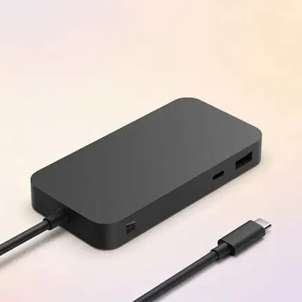 Microsoft Surface Dock 2 in zwart, meerdere USB-C poorten, ethernet aansluiting, docking station voor productiviteit.