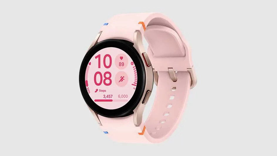 Een roze smartwatch met een zwart scherm toont de tijd 10:08, stappen 3.457/6.000, en een hartslag van 89.