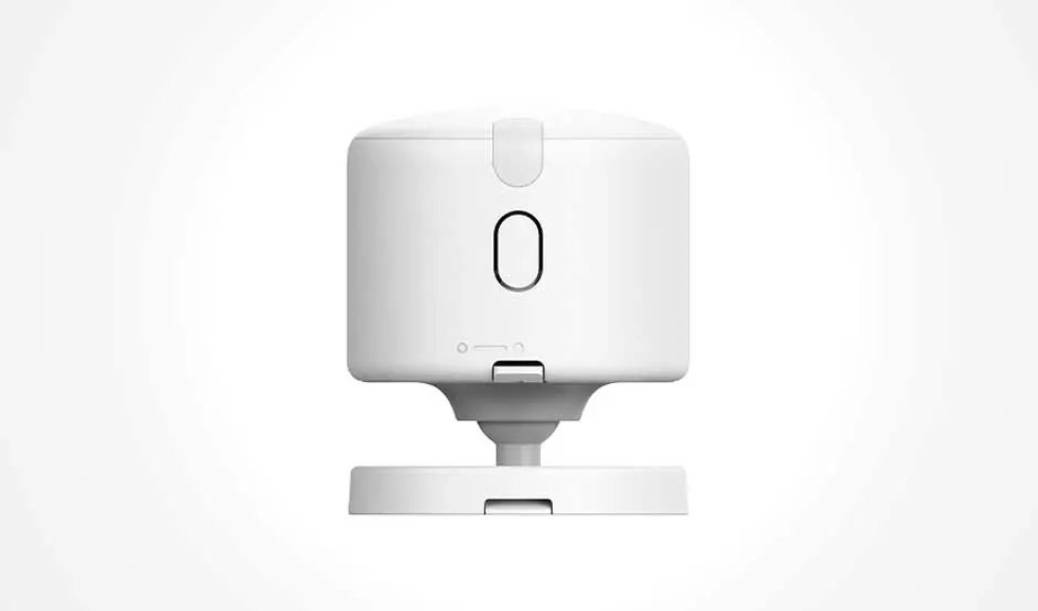 Een compacte witte slimme camera staat op een draaibare voet en is frontaal afgebeeld tegen een lichte achtergrond.