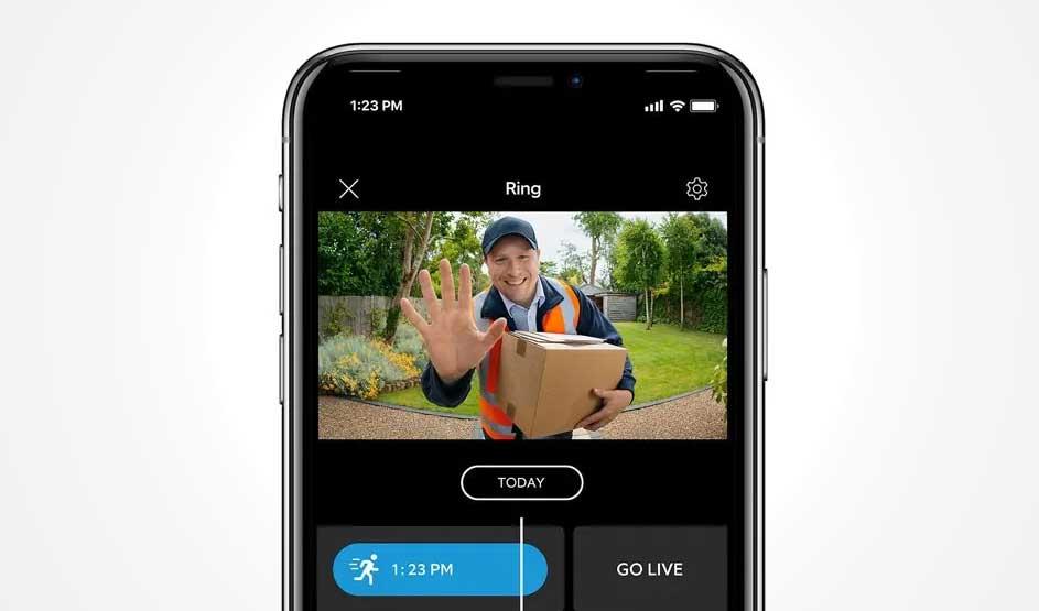 Een smartphone toont een Ring-app met een pakketbezorger die zwaait in een groene tuin. De app heeft opties zoals "Go Live" en tijdstempels.