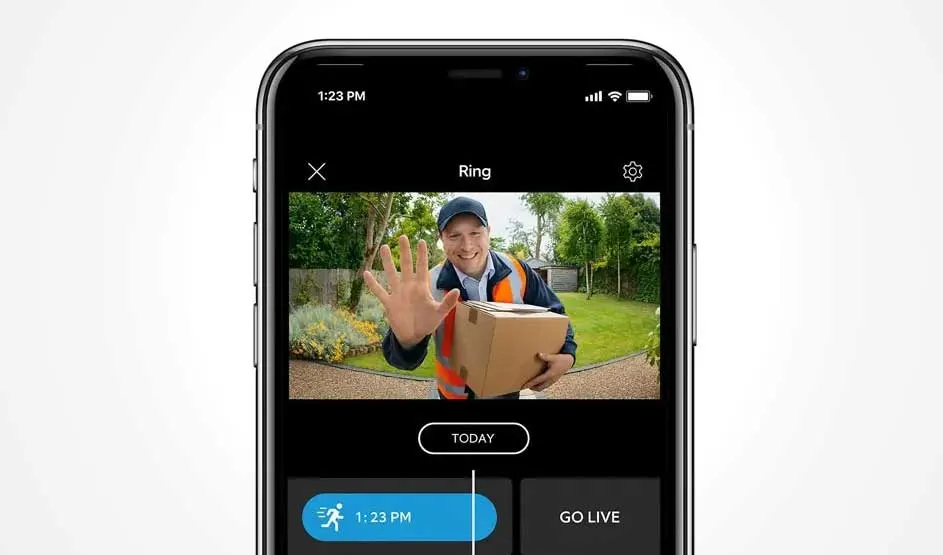Een smartphone toont een Ring-app met een pakketbezorger die zwaait in een groene tuin. De app heeft opties zoals "Go Live" en tijdstempels.