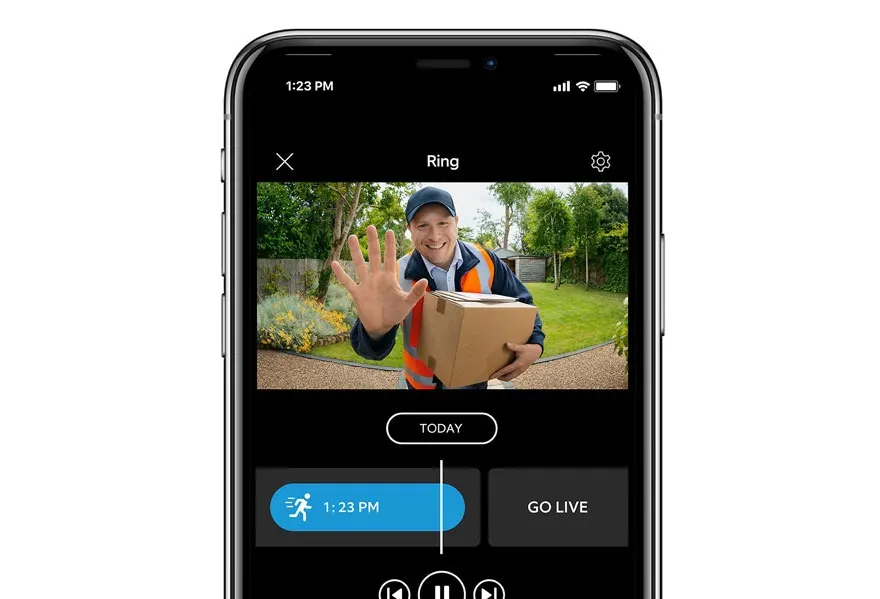 Un smartphone affiche une vidéo Ring d'un livreur tenant un paquet devant une maison avec jardin.