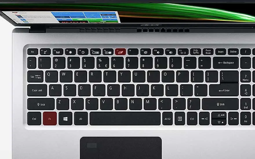Gros plan d'un clavier d'ordinateur portable argenté avec des touches noires et quelques touches de fonction rouges.