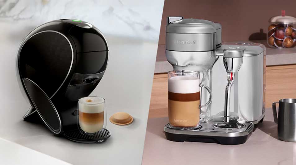 À gauche, une machine à café noire avec latte et biscuit; à droite, un appareil argenté avec pot à lait, tasses et café.