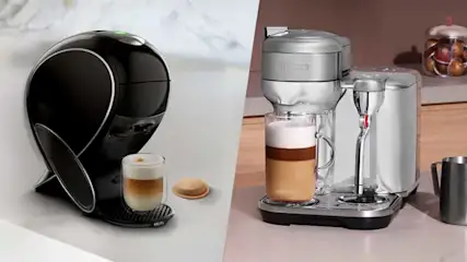 À gauche, une machine à café noire avec latte et biscuit; à droite, un appareil argenté avec pot à lait, tasses et café.