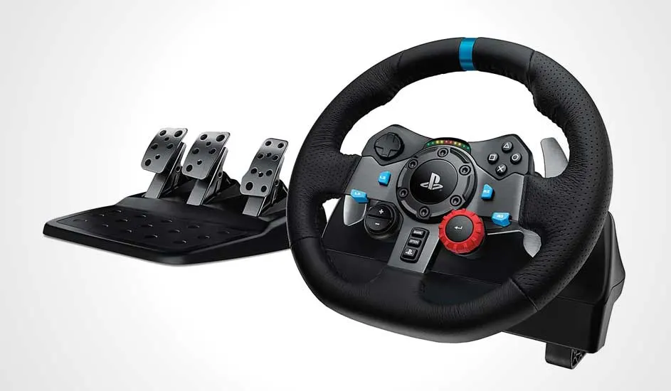 Volant de course noir avec pédales en métal sur fond blanc. Le volant a des boutons bleus et rouges.