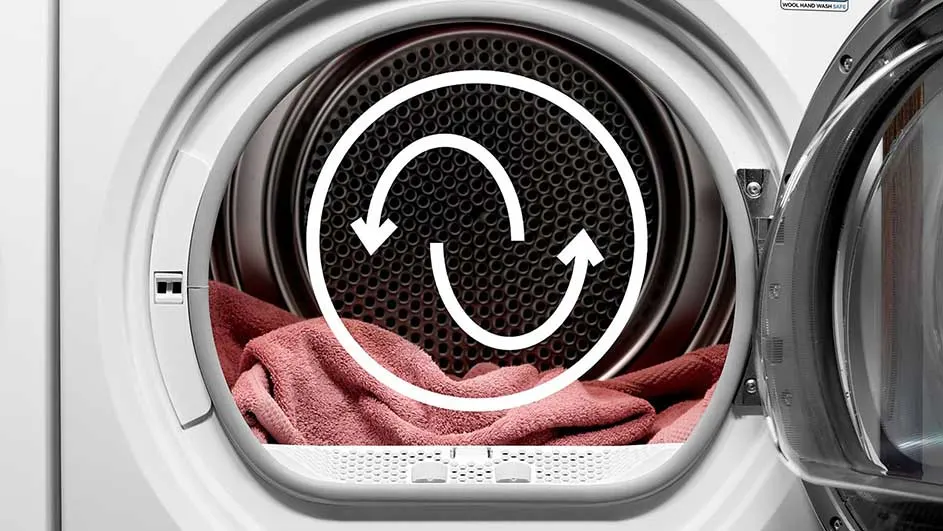 Sèche-linge blanc avec porte ouverte. À l'intérieur, linge rose et symbole de cycle de séchage blanc. Tambour noir visible.