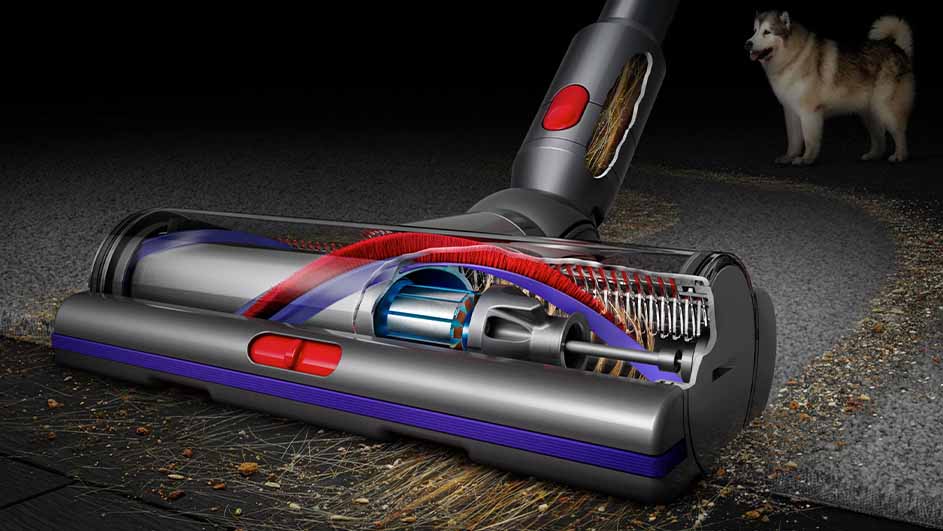 Een stofzuigerkop met rode en zilverkleurige onderdelen op een grijze ondergrond.