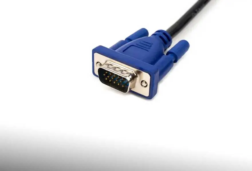 Een blauwe VGA-kabel met een zwarte draad ligt op een witte achtergrond. De connector heeft 15 pinnen en twee schroeven.