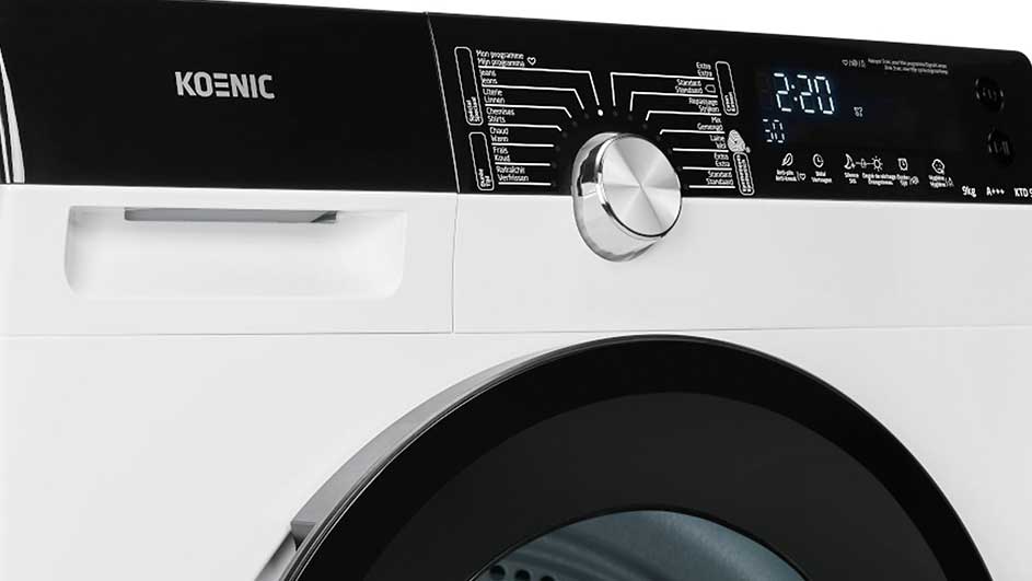 Wasmachine vooraanzicht: wit apparaat met zwarte deur en bedieningspaneel, met zilveren draaiknop en digitaal display.