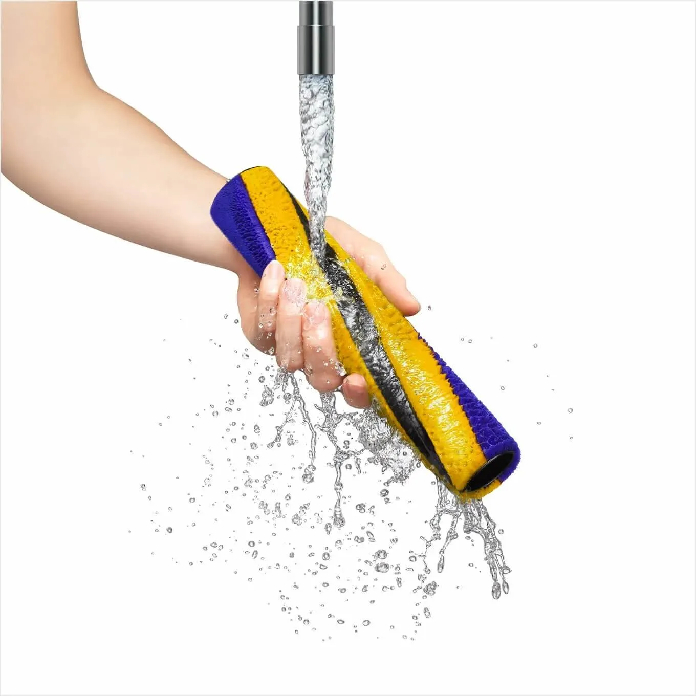 Une main tient une brosse jaune et bleue sous l'eau courante d'un robinet en métal, sur un fond blanc.