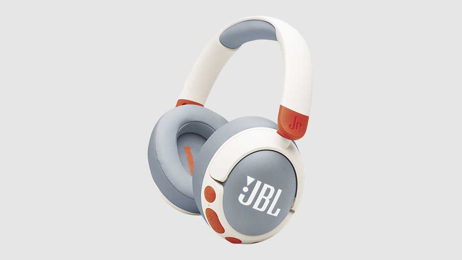 Een blauw-witte JBL hoofdtelefoon met oranje accenten tegen een witte achtergrond.