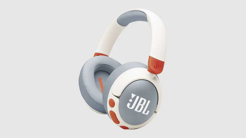 Een blauw-witte JBL hoofdtelefoon met oranje accenten tegen een witte achtergrond.