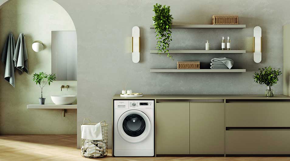 Une buanderie beige et blanche avec lave-linge, étagères, évier et plantes vertes.