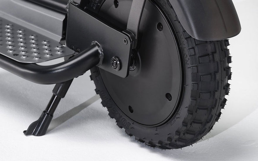 Detail van een robuuste, grof geprofileerde band en stevige achterconstructie, klaar voor hobbelige wegen en offroad ritten.