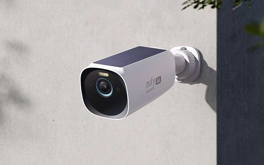 Een witte Eufy 4K bewakingscamera is aan een muur bevestigd met een witte houder.