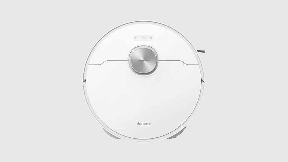 Un aspirateur robot blanc rond avec un bouton argenté au centre, sur un fond blanc uni.