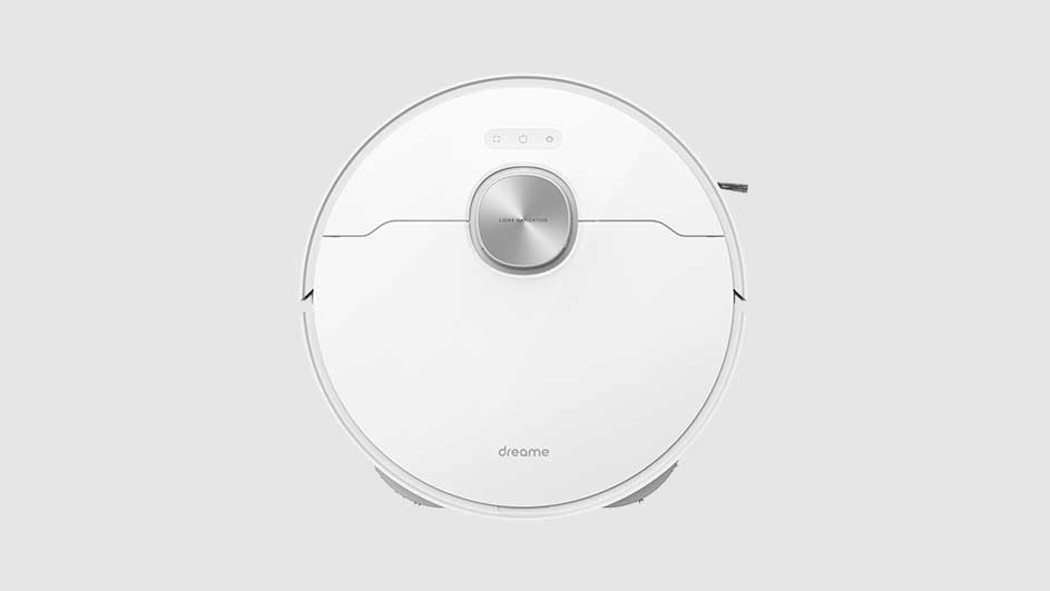 Een witte, ronde robotstofzuiger met een zilverkleurige knop in het midden, tegen een effen achtergrond.