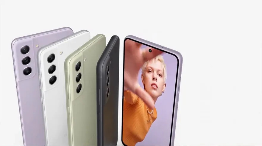 Cinq téléphones en rangée : violet, blanc, vert clair et gris foncé. Le téléphone gris foncé se situe à droite et affiche une femme blonde sur un fond violet.