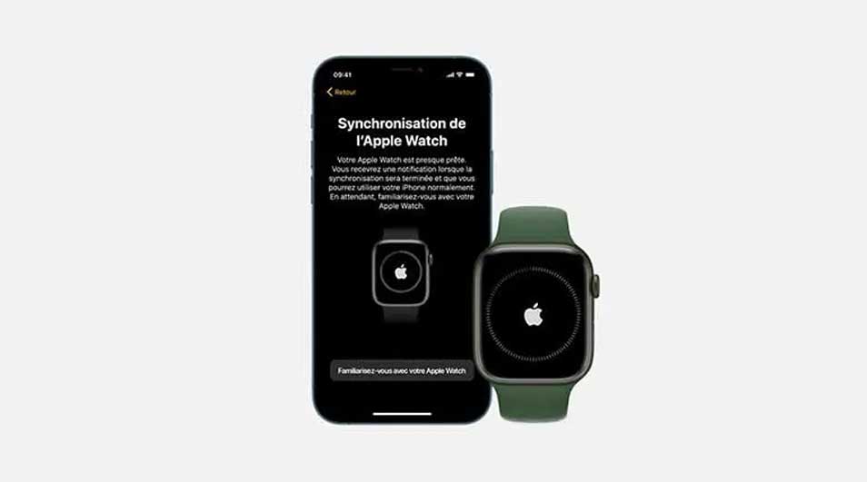 Un iPhone affiche "Synchronisation de l'Apple Watch" à côté d'une Apple Watch verte. Les deux écrans affichent le logo Apple.