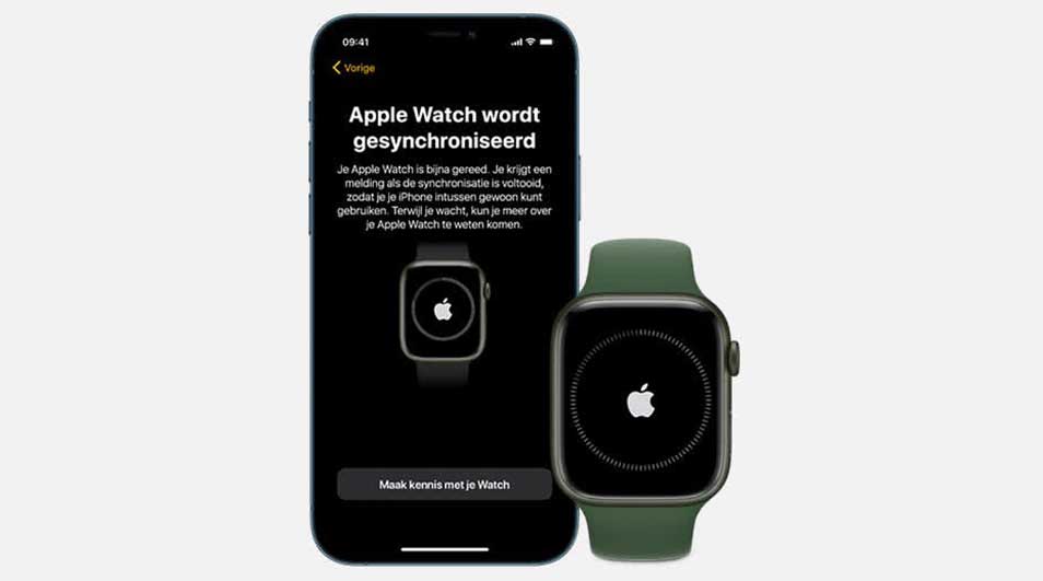 Een iPhone toont een Apple Watch synchronisatie scherm naast een groene Apple Watch met een wit Apple logo.