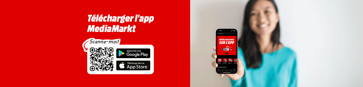 Une femme montre un smartphone avec une interface rouge. Scannez le code QR pour télécharger l'application MediaMarkt. L'application est également disponible sur l'App Store et Google Play.