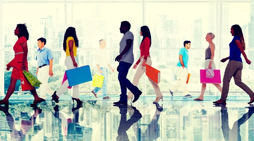 Des gens marchent avec des sacs colorés. Le sol reflète une vue urbaine, devant de grandes fenêtres.