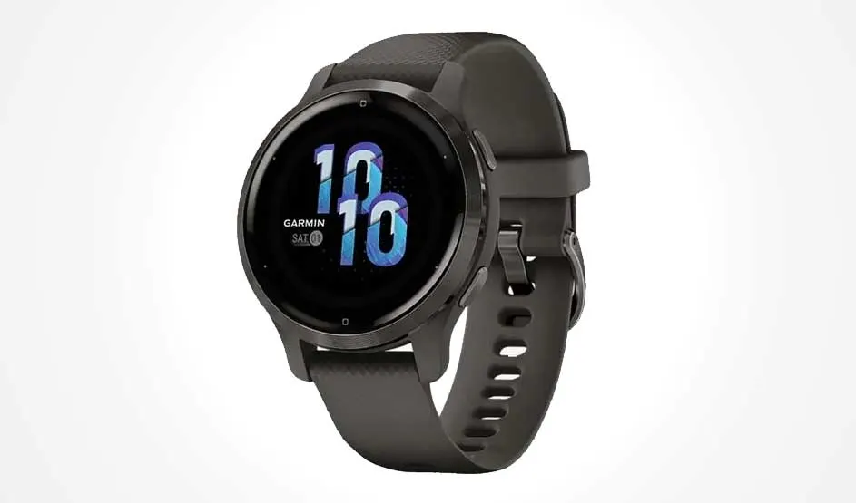 Een bruine Garmin smartwatch toont 10:10 op een zwarte wijzerplaat. De band is gemaakt van flexibel materiaal met gaatjes.